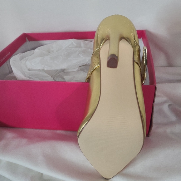 Shoedazzle, size 6, Gold Pump - Picture 2 of 4